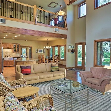 Riverfront Blanco Home With Shaded Porch And Hot Tub エクステリア 写真