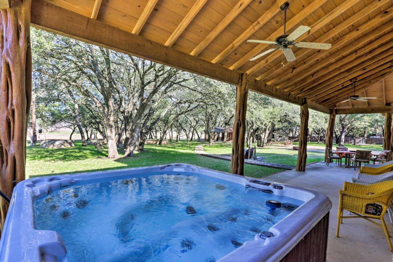 Riverfront Blanco Home With Shaded Porch And Hot Tub エクステリア 写真