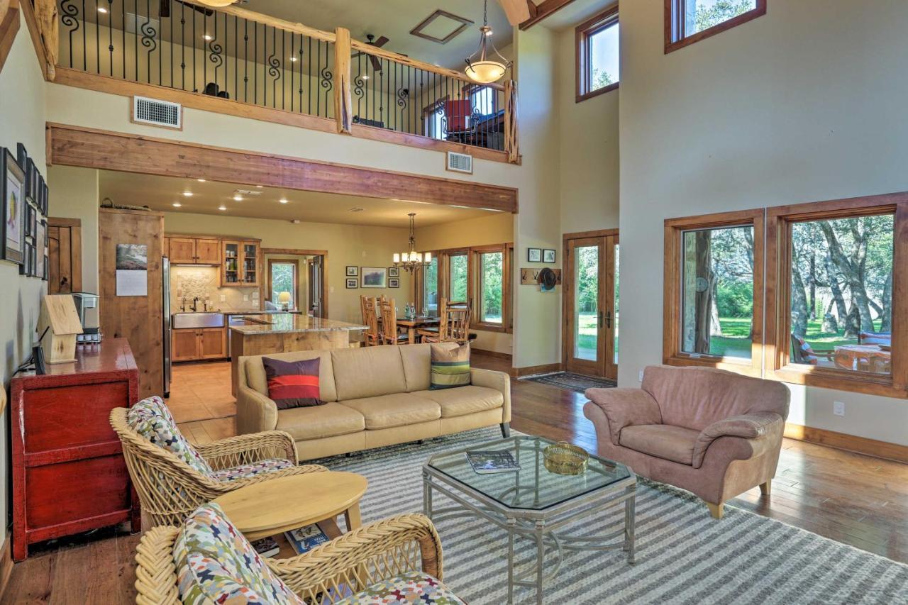 Riverfront Blanco Home With Shaded Porch And Hot Tub エクステリア 写真