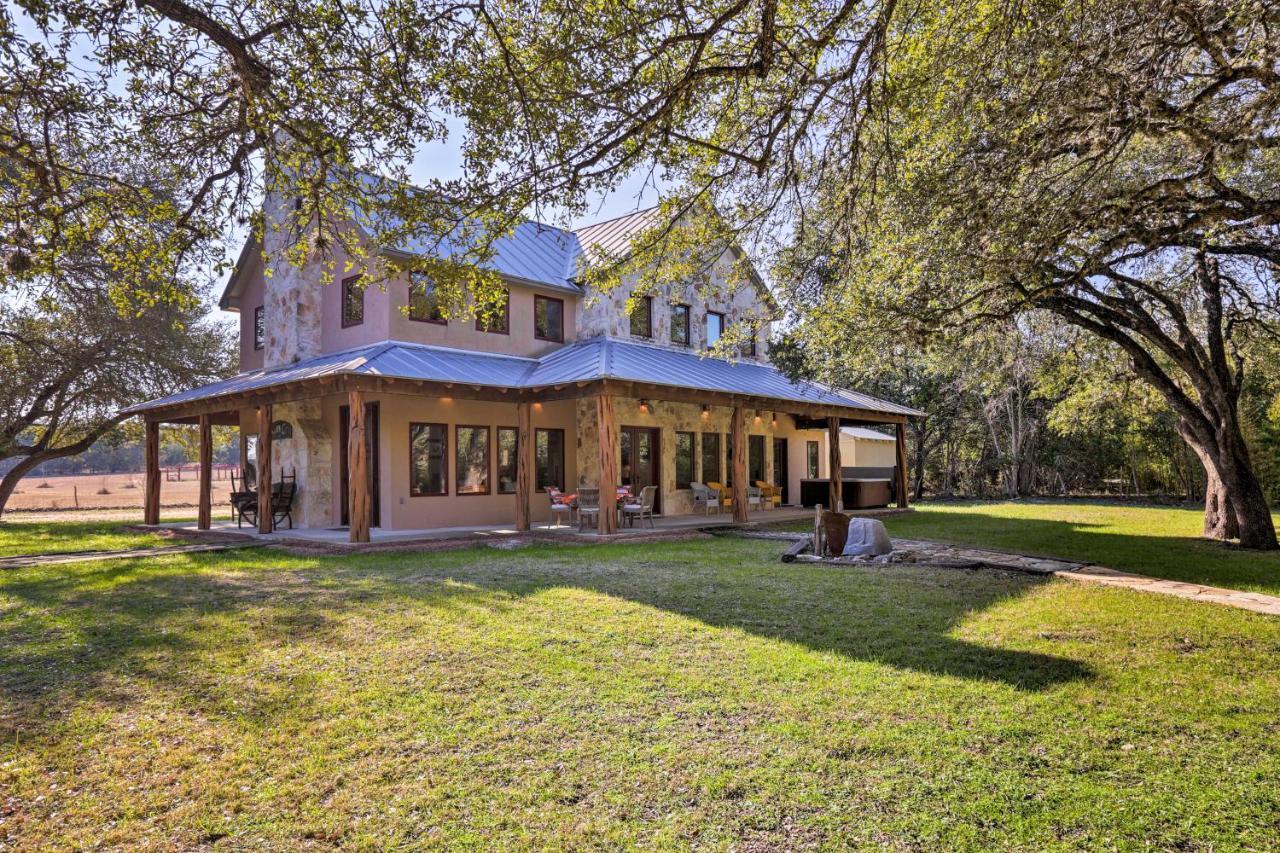 Riverfront Blanco Home With Shaded Porch And Hot Tub エクステリア 写真