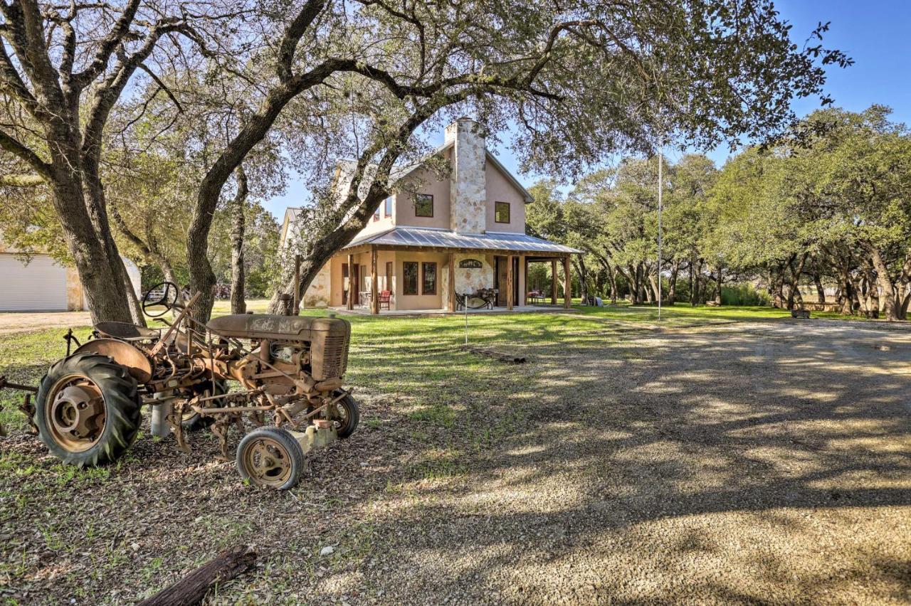 Riverfront Blanco Home With Shaded Porch And Hot Tub エクステリア 写真