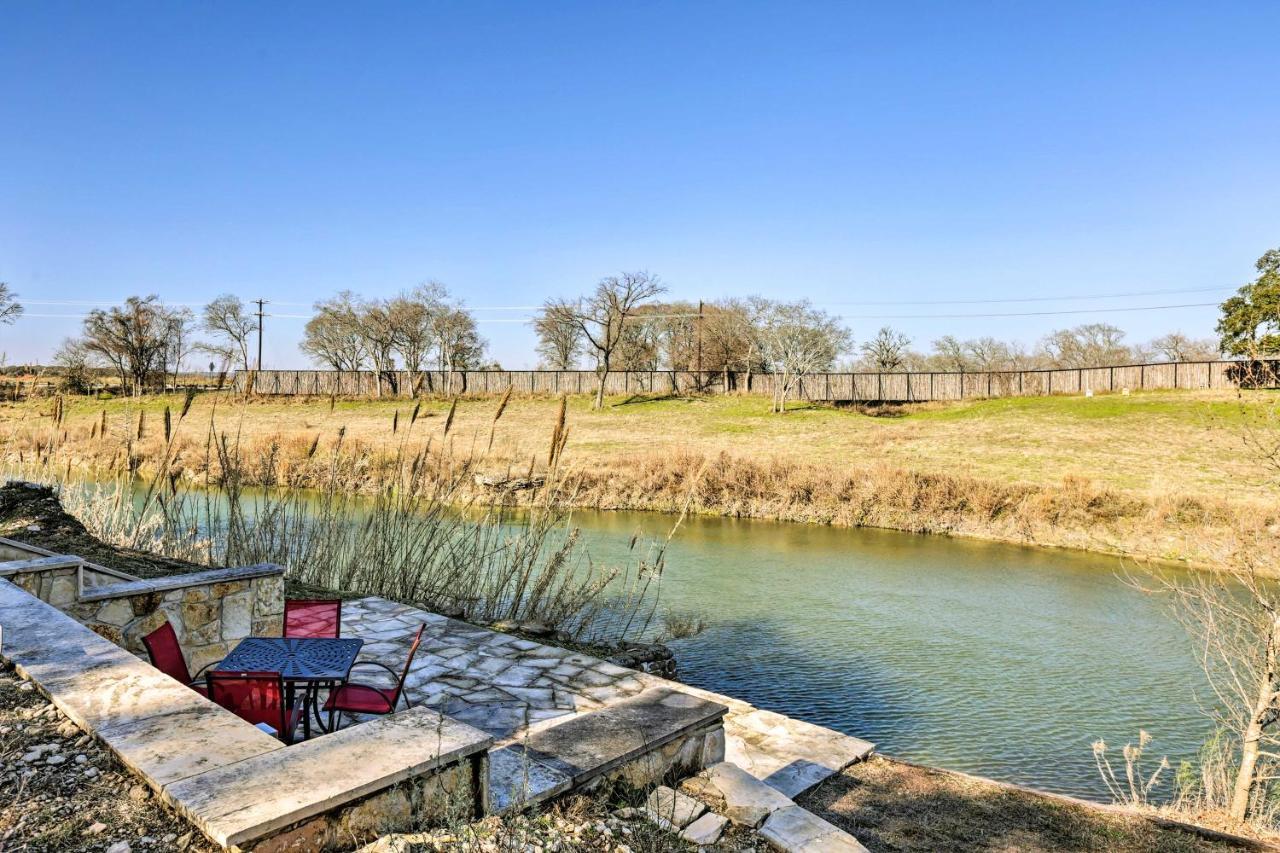 Riverfront Blanco Home With Shaded Porch And Hot Tub エクステリア 写真