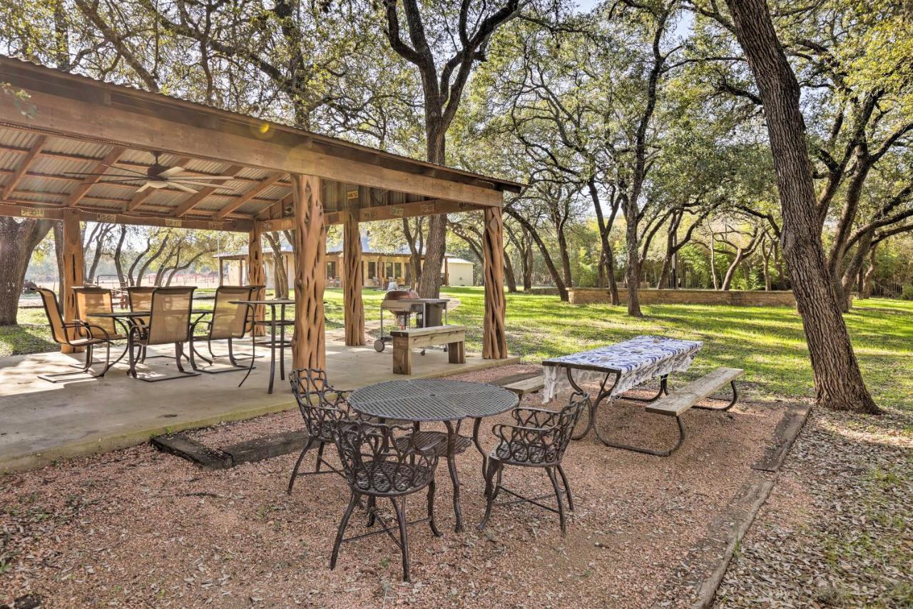 Riverfront Blanco Home With Shaded Porch And Hot Tub エクステリア 写真