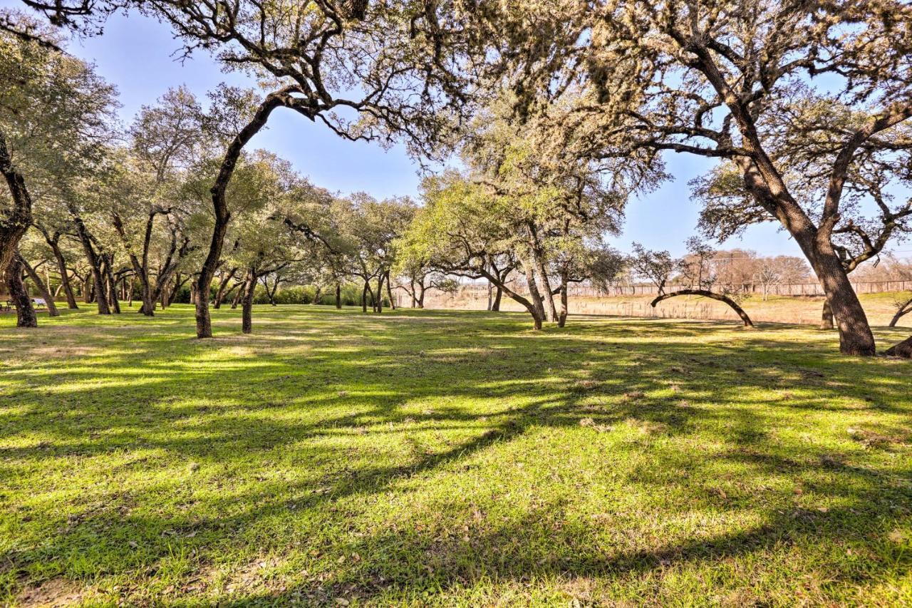 Riverfront Blanco Home With Shaded Porch And Hot Tub エクステリア 写真