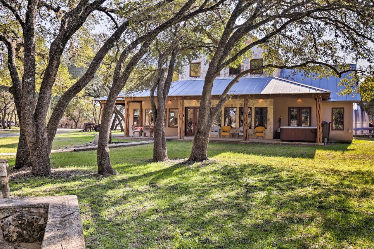 Riverfront Blanco Home With Shaded Porch And Hot Tub エクステリア 写真