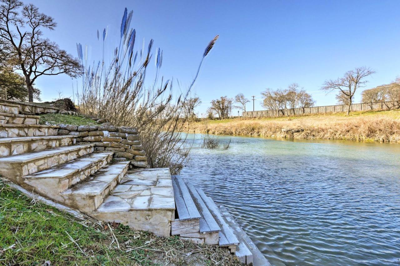 Riverfront Blanco Home With Shaded Porch And Hot Tub エクステリア 写真